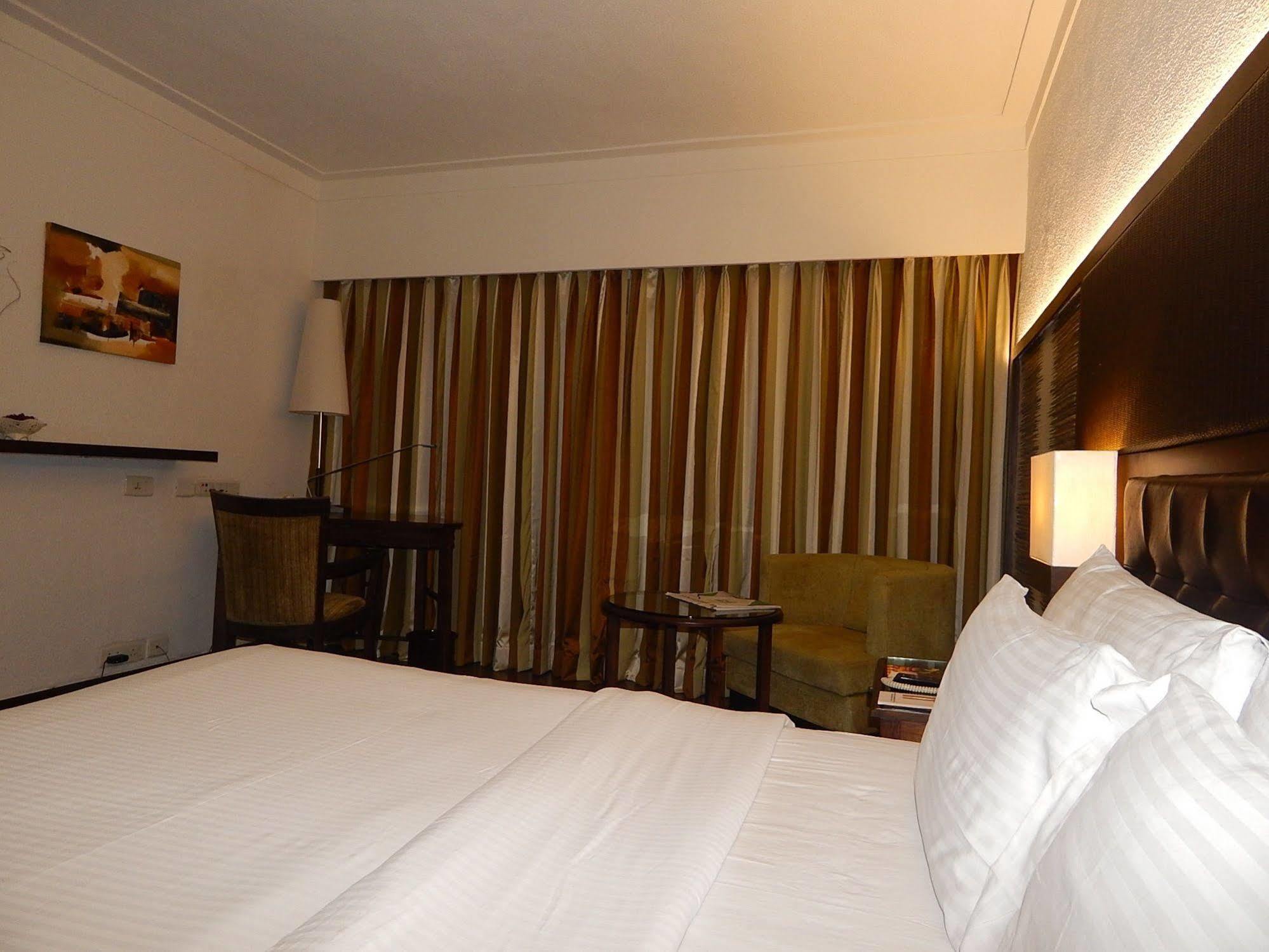 The Central Park Pune Extérieur photo